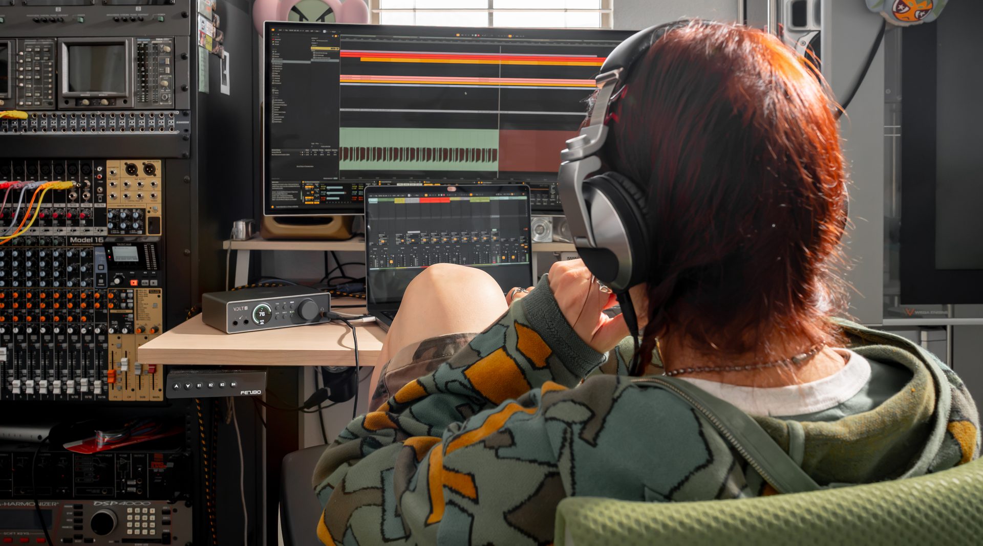 Produtora em estúdio caseiro usando interface Universal Audio Volt Gen 2