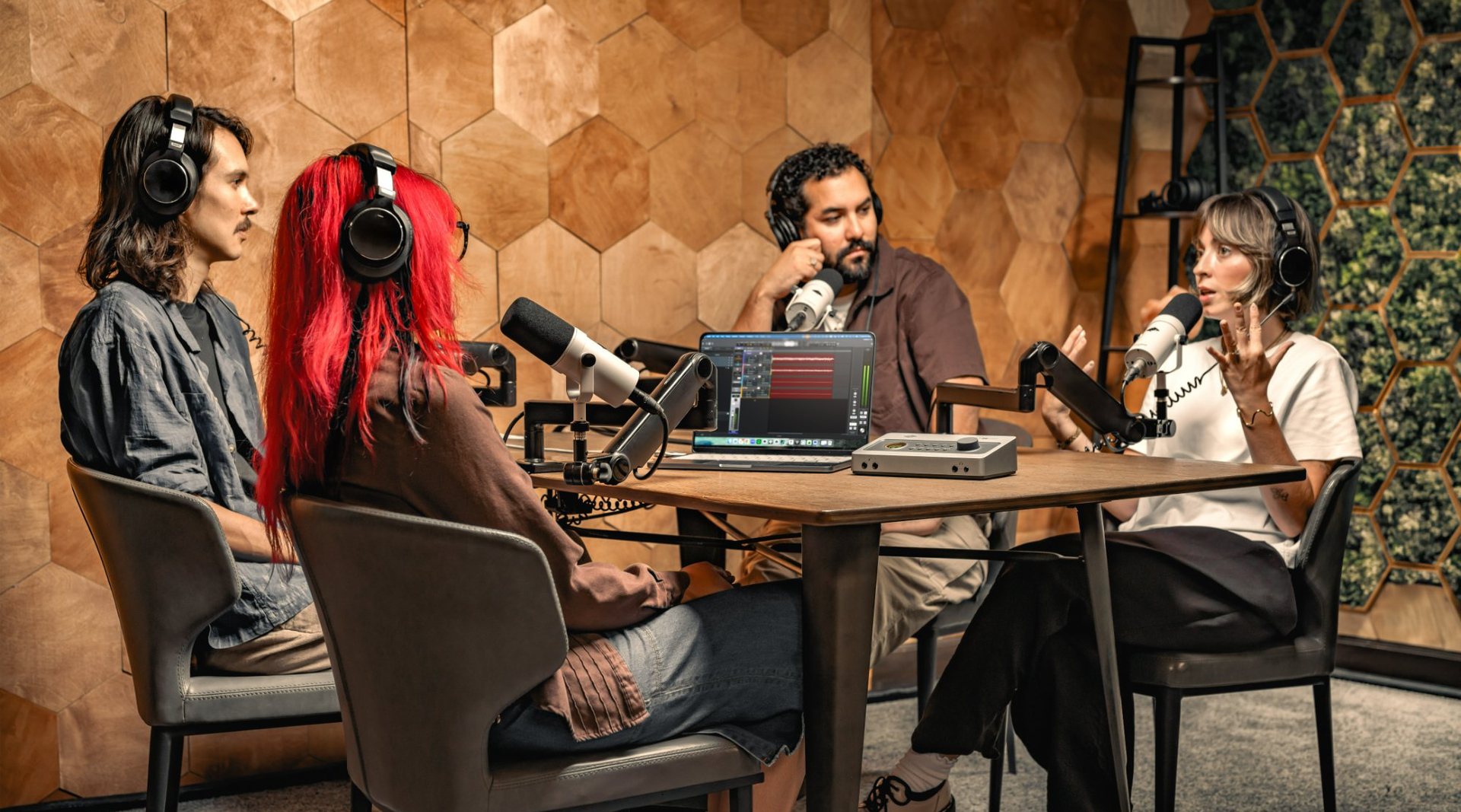 Gravação de podcast em grupo com interface Universal Audio Volt Max